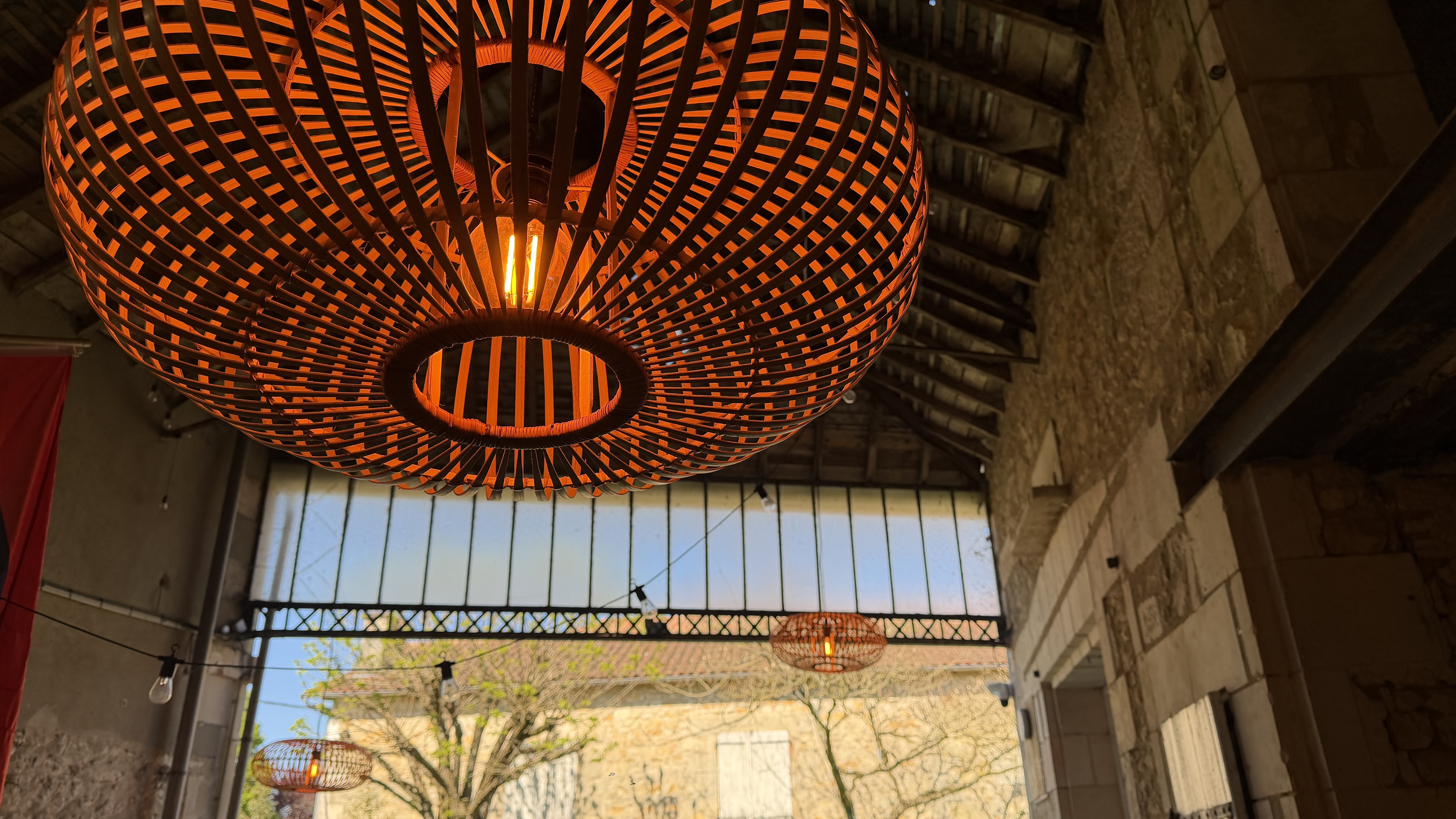 Éclairage décoratif salle de réception hangar