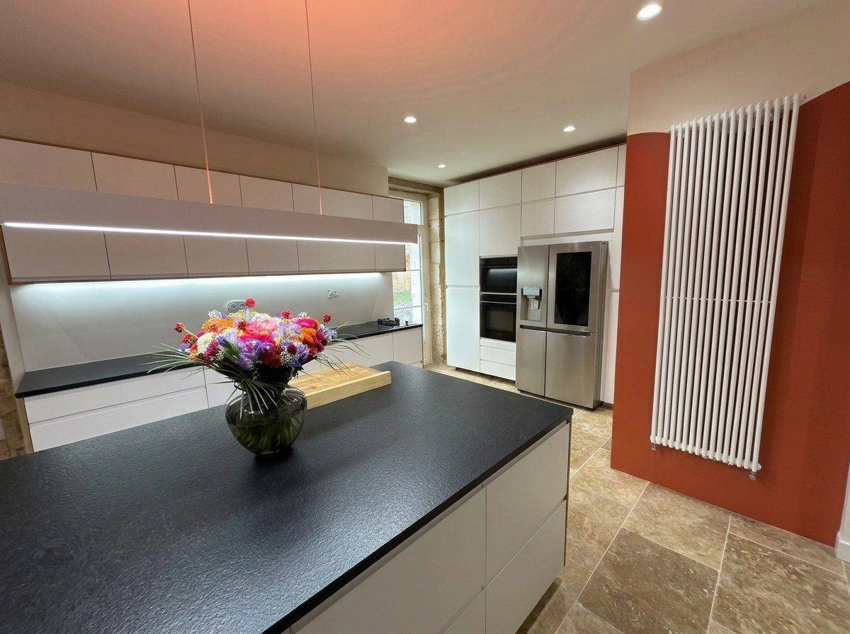 Cuisine rénovée avec éclairage LED intégré et sèche-serviettes après rénovation électrique